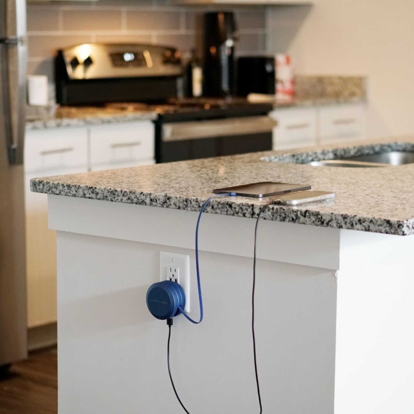 CHARGEHUB RETRACT WITH 4,000MAH POWER BANK - (NAVY METALLIC)